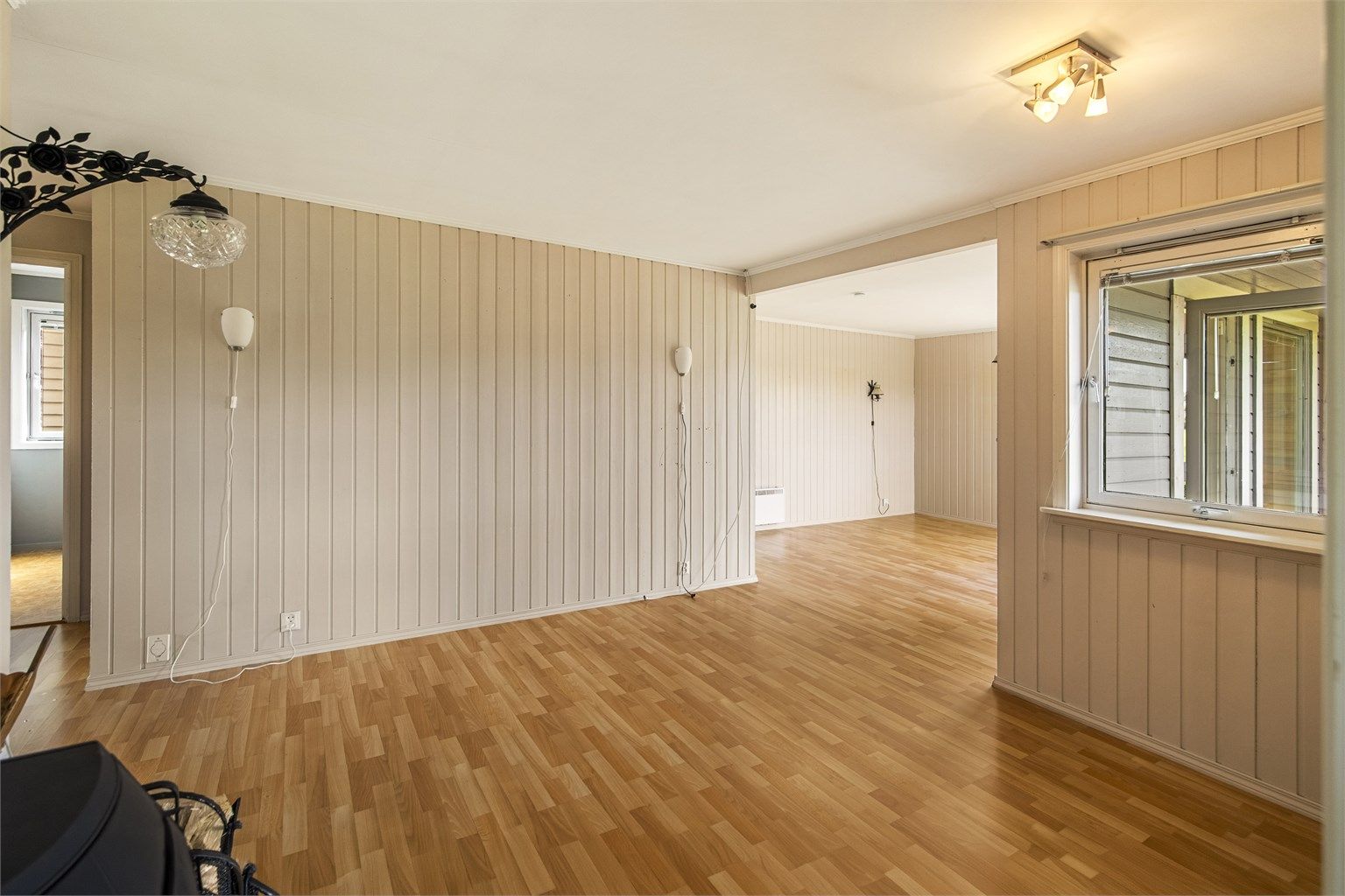 Stuen har en åpen og luftig utforming med plass til flere sittegrupper.