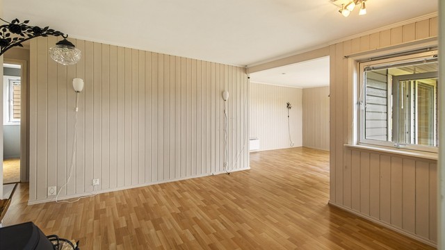 Stuen har en åpen og luftig utforming med plass til flere sittegrupper.