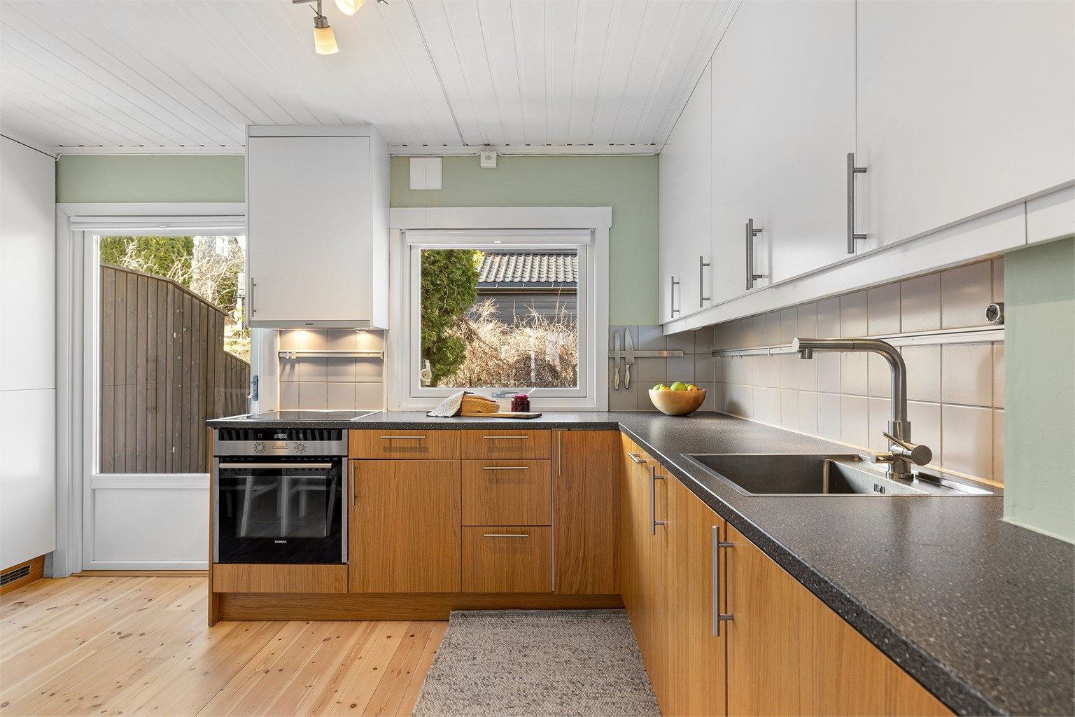 Kjøkkenet har rikelig med både skap- og benkeplass 