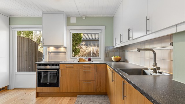 Kjøkkenet har rikelig med både skap- og benkeplass