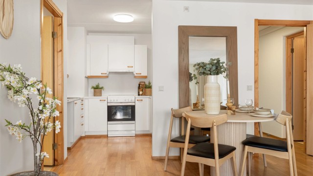 Stuen har en åpen løsning mot kjøkkenet, med plass til både spisebord og sofagruppe. Foto: Trond Walsø / Walso Work