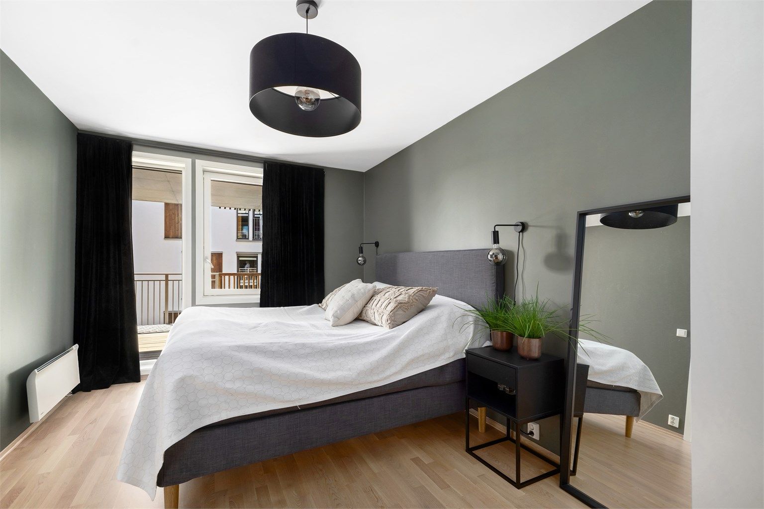 Romslig hovedsoverom med god plass til dobbeltseng.