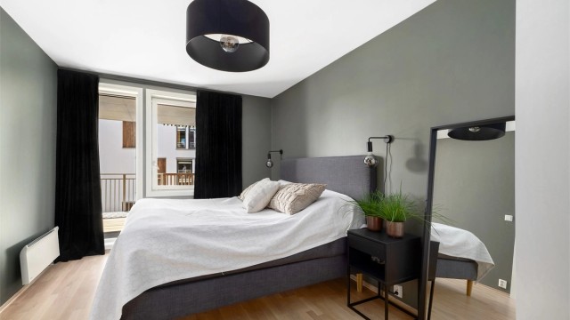 Romslig hovedsoverom med god plass til dobbeltseng.