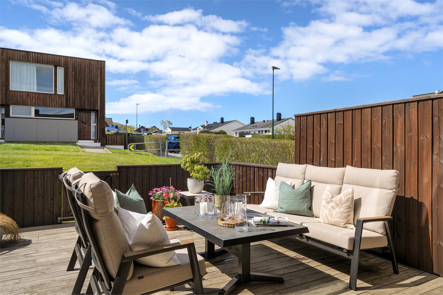 Stor terrasse mot vest m/gode solforhold.