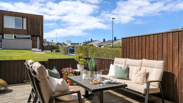 Stor terrasse mot vest m/gode solforhold.