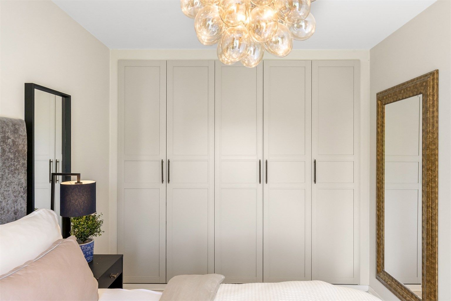 Romslig garderobe på hovedsoverommet. 
