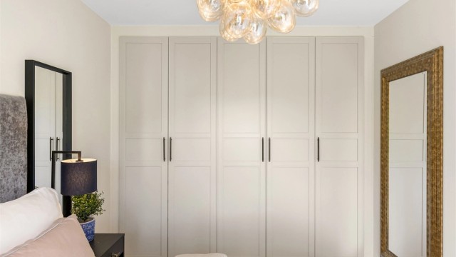 Romslig garderobe på hovedsoverommet.