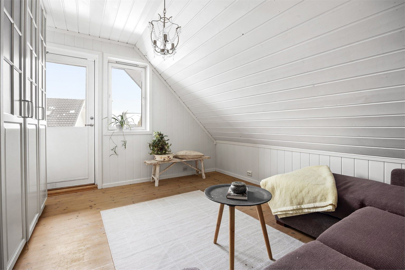 Fra det ene soverommet er det utgang til en balkong.