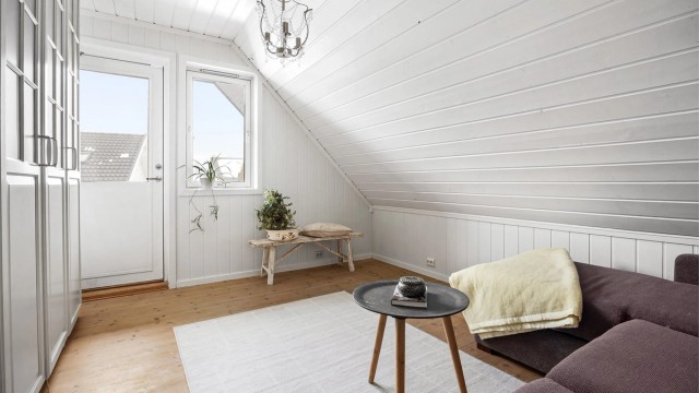 Fra det ene soverommet er det utgang til en balkong.