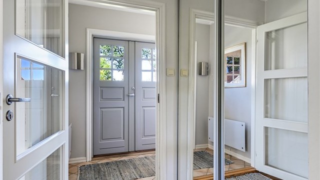 Hallen er utstyrt med romslig skyvedørsgarderobe med speilfronter.