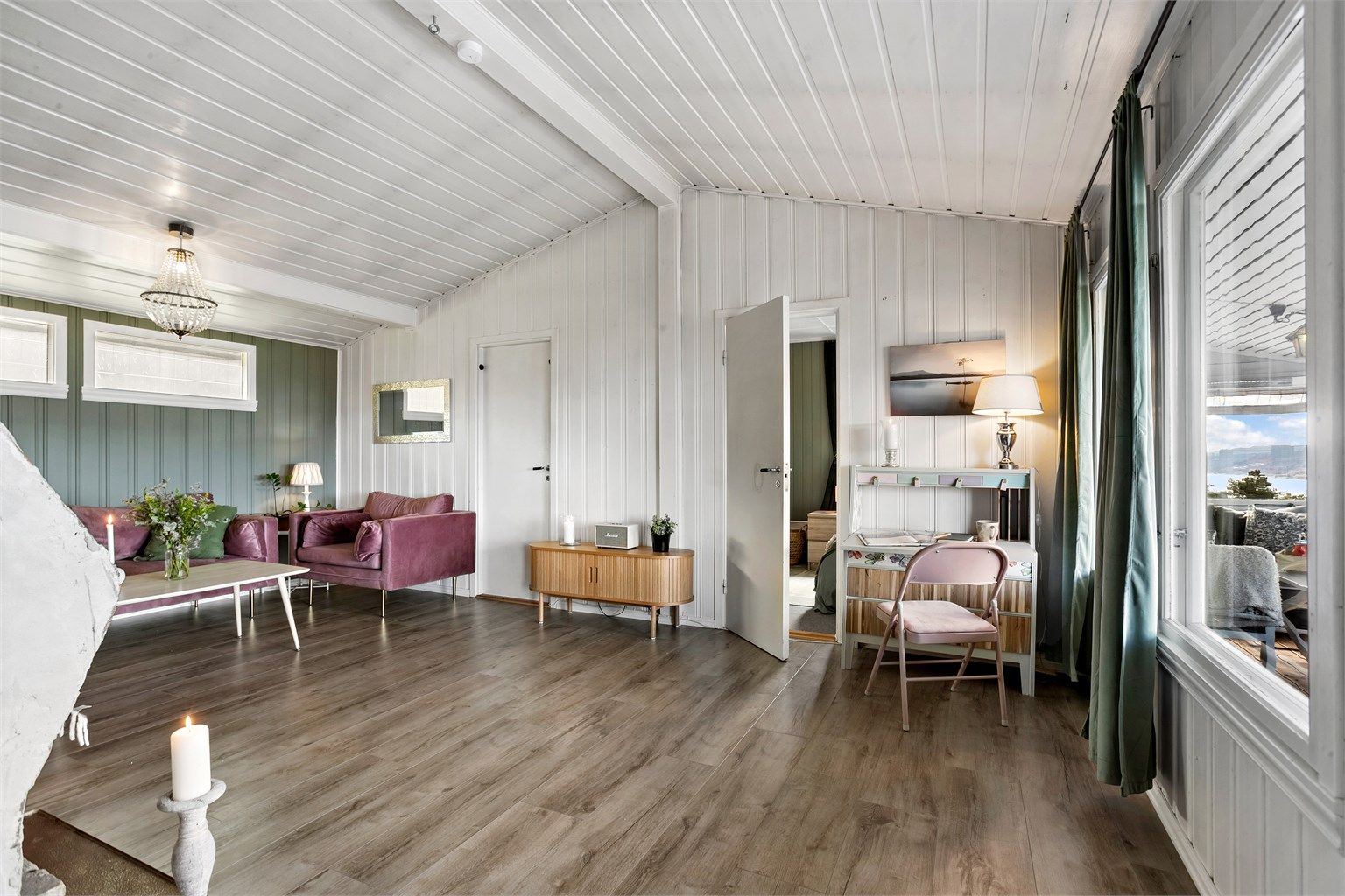 Fra stuen er det adkomst til soverommene og utgang til terrassen.