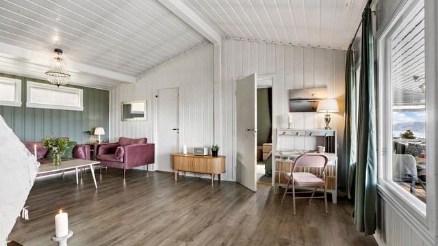 Fra stuen er det adkomst til soverommene og utgang til terrassen.