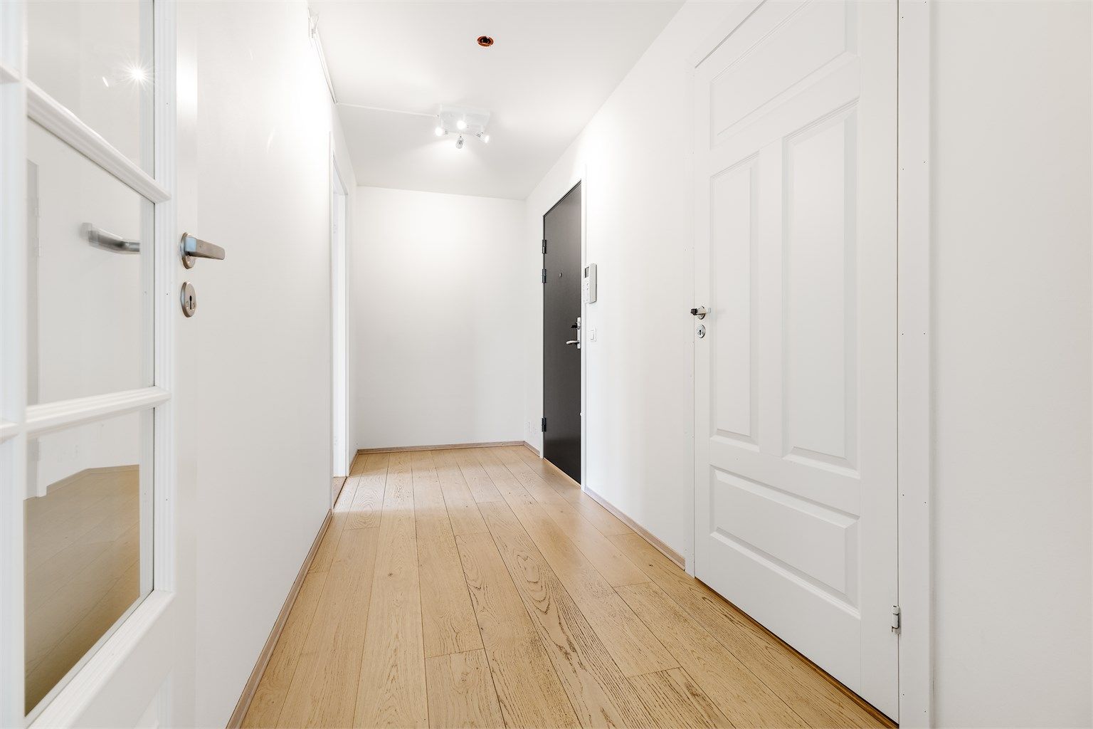 Innbydende gang med god plass til å henge fra seg yttertøy. 