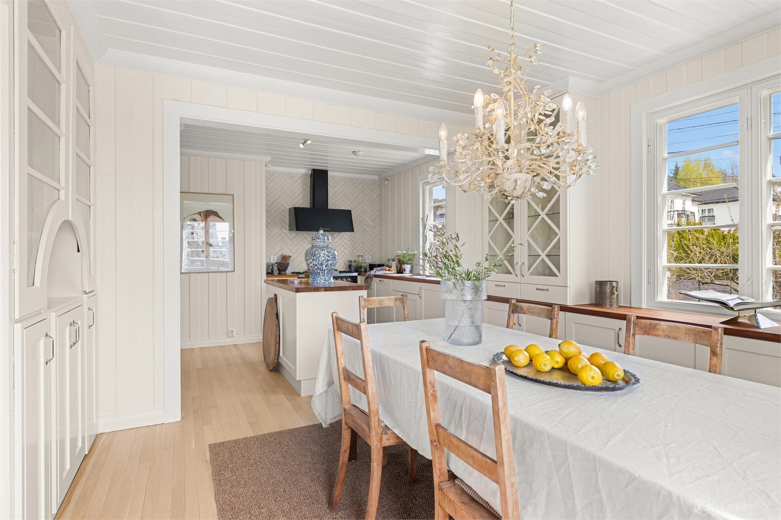 Stort og flott kombinert kjøkken og spisestue med parkett med vannbåren gulvvarme