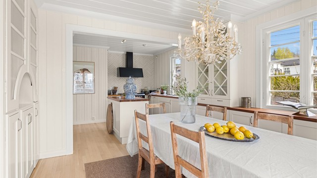 Stort og flott kombinert kjøkken og spisestue med parkett med vannbåren gulvvarme