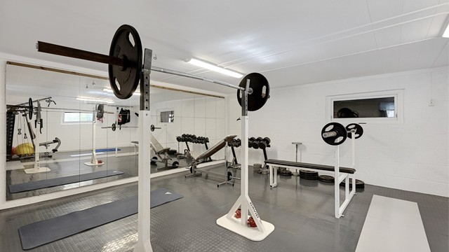 I kjelleren på det største garasjebygget er det innredet et fullverdig treningsrom med vannbåren gulvvarme. (Ikke godkjent til varig opphold).