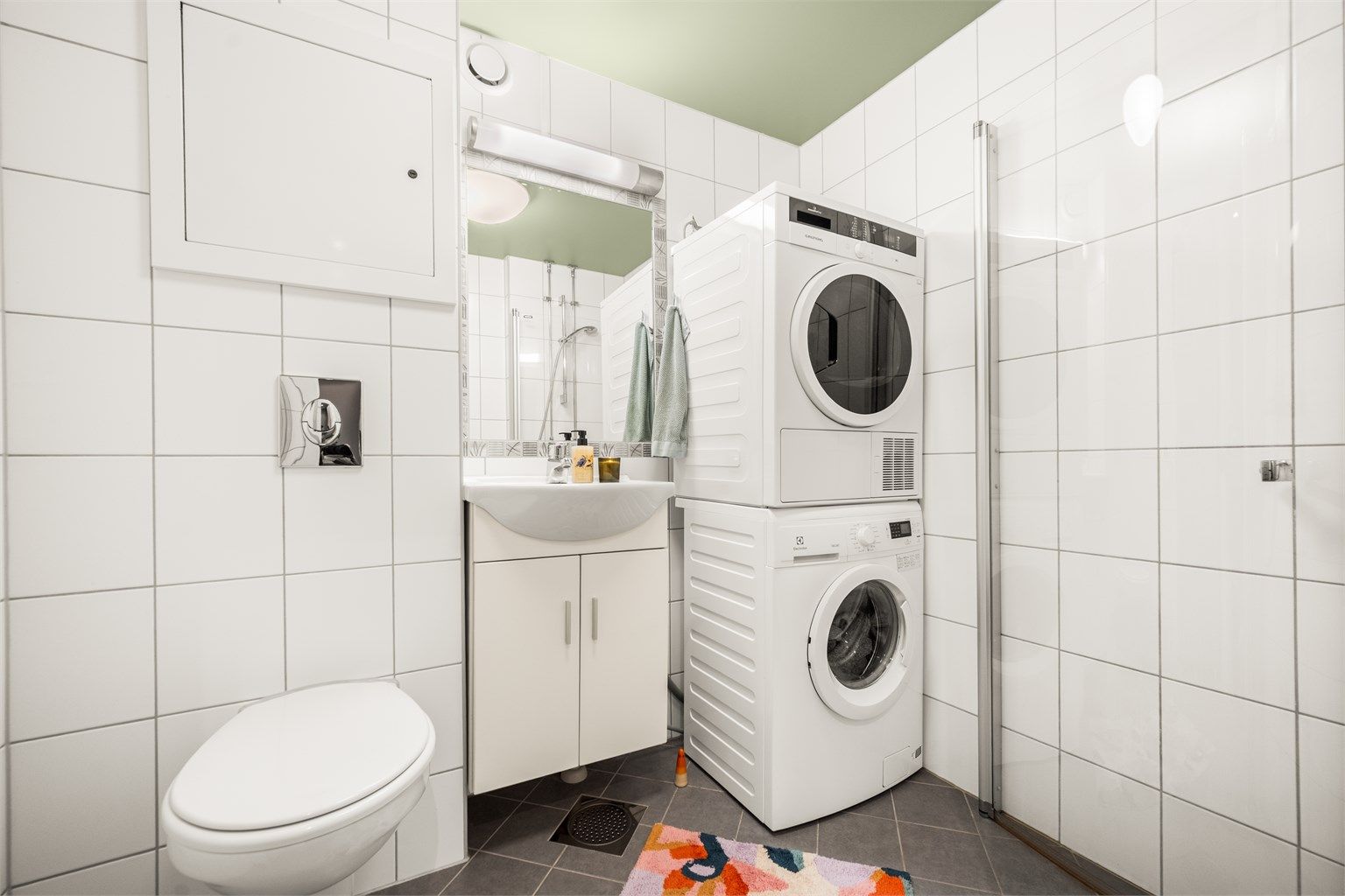 Badet ble renovert i 2014 og har flislagte overflater og gulvvarme.