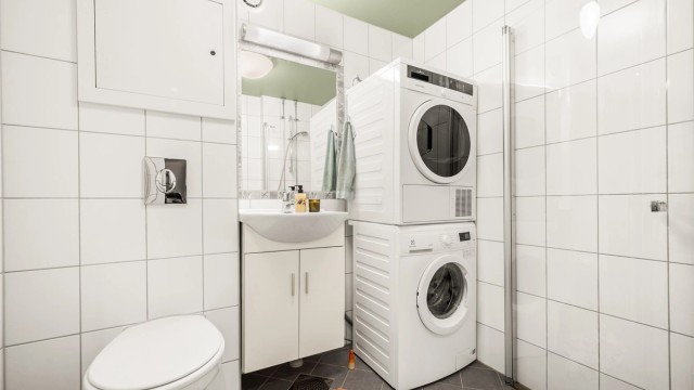 Badet ble renovert i 2014 og har flislagte overflater og gulvvarme.