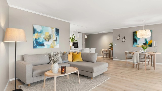 Det åpne allrommet gir god plass til både sofagruppe og spisebord.