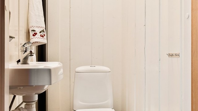 Klosett finnes i separat toalettrom, tilstøtende badet.