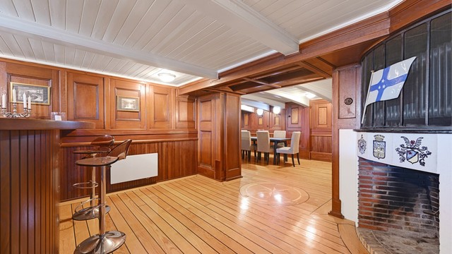 Hele rommet hvor det er bar, peis og plass til mange gjester rundt spisebordet er spekket med detaljer fra et ekte skip, den autentiske salongen må oppleves. (Ikke godkjent til varig opphold)