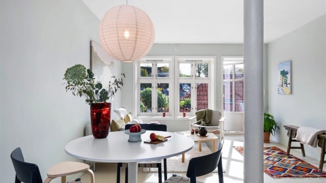 Store vindusflater som slipper inn både utsikten og rikelig med naturlig lys. Leiligheten ligger fint til uten innsyn.