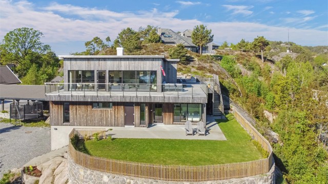 Fra underetasjen er det direkte utgang til en markterrasse og den skjermede hagen.