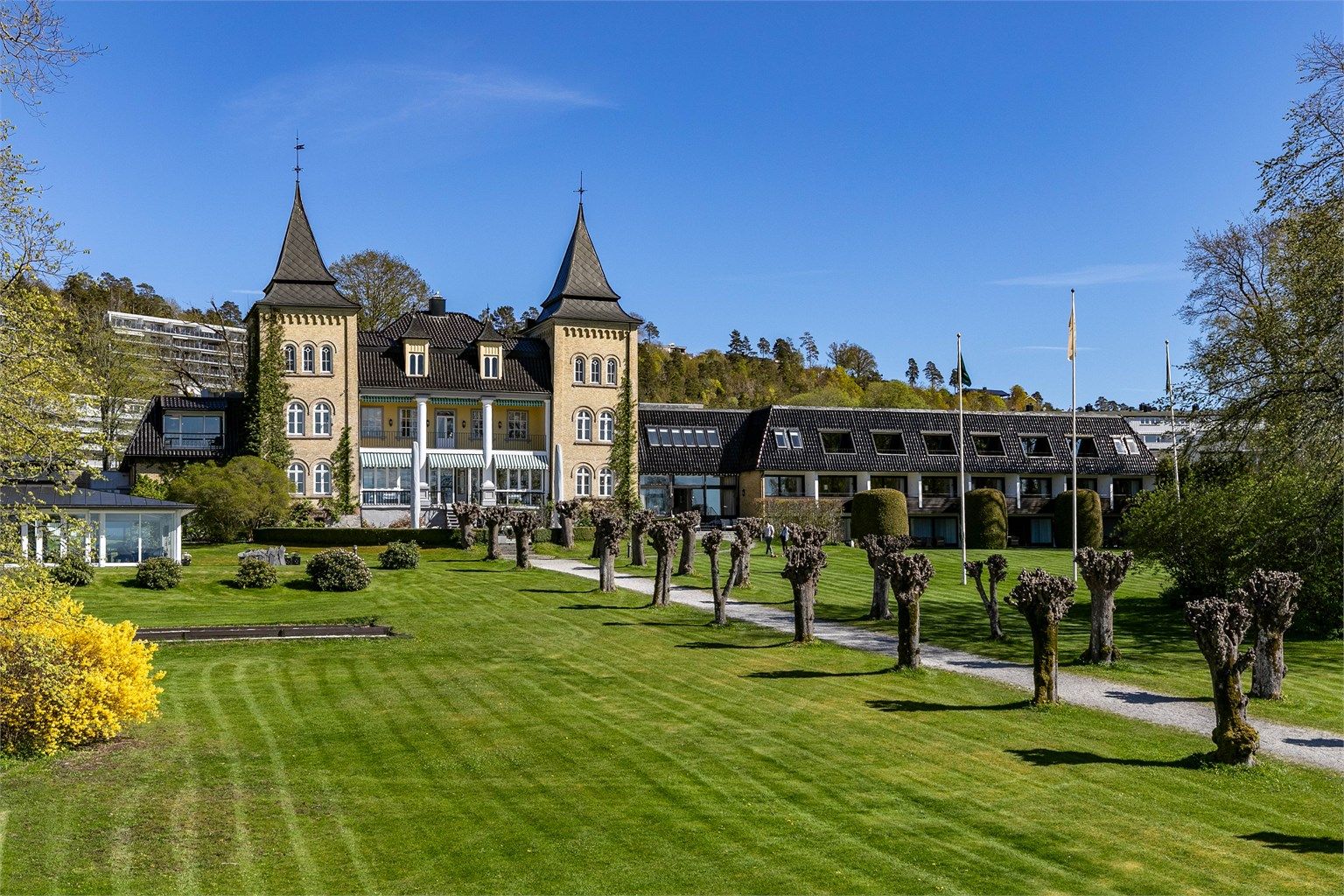 I nabolaget inngår også ærverdige Refsnes Gods, med flott parkhage og tilbud for lokalmiljøet.