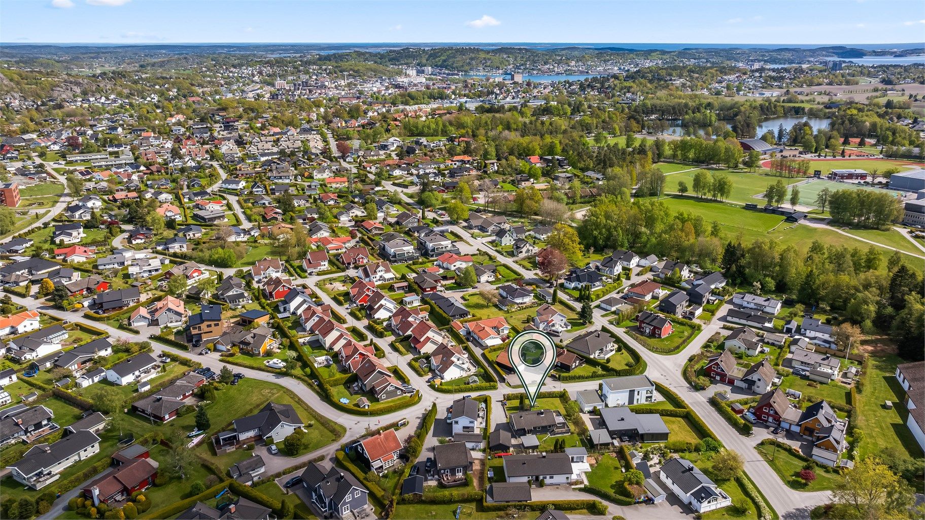 Ligger meget sentralt til i forhold til skoler, dagligvare og aktiviteter. Perfekt bolig for en barnefamilie!