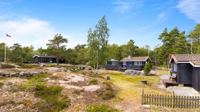 Hyttene danner til sammen et hyggelig tun, 41 øverst og 43 nederst med frittstående anneks. Hyttenes plassering på tomten gir potensielt mulighet for å dele tomten i to.