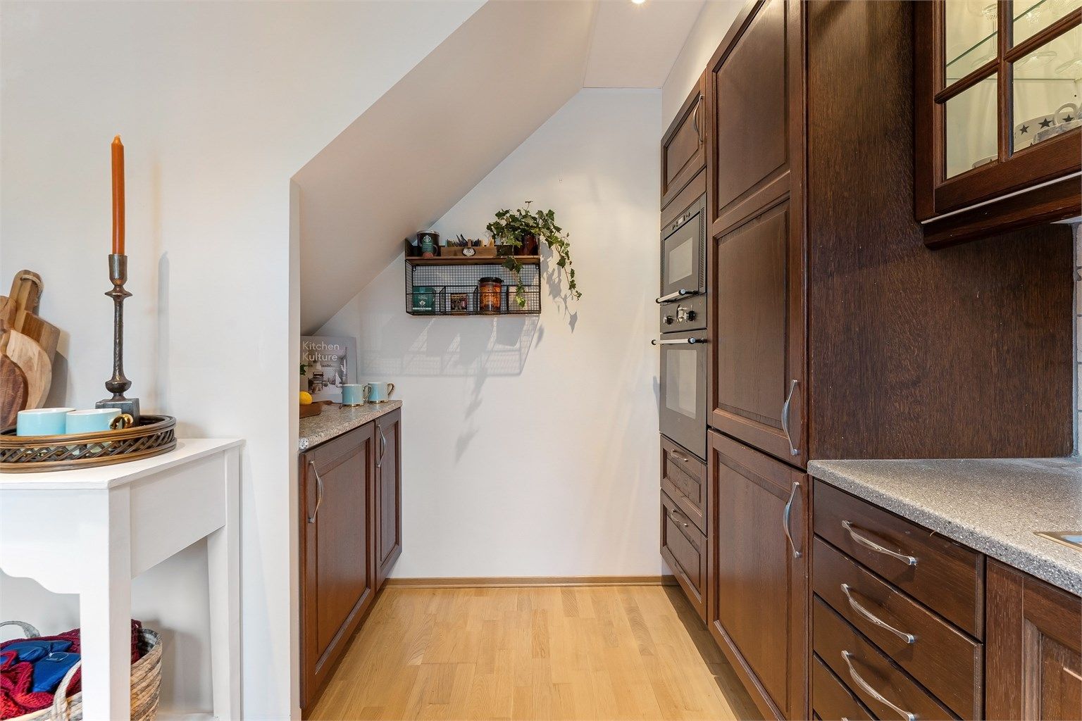 En smart utnyttelse av plassen under skråtaket gir ekstra oppbevaringsmuligheter.