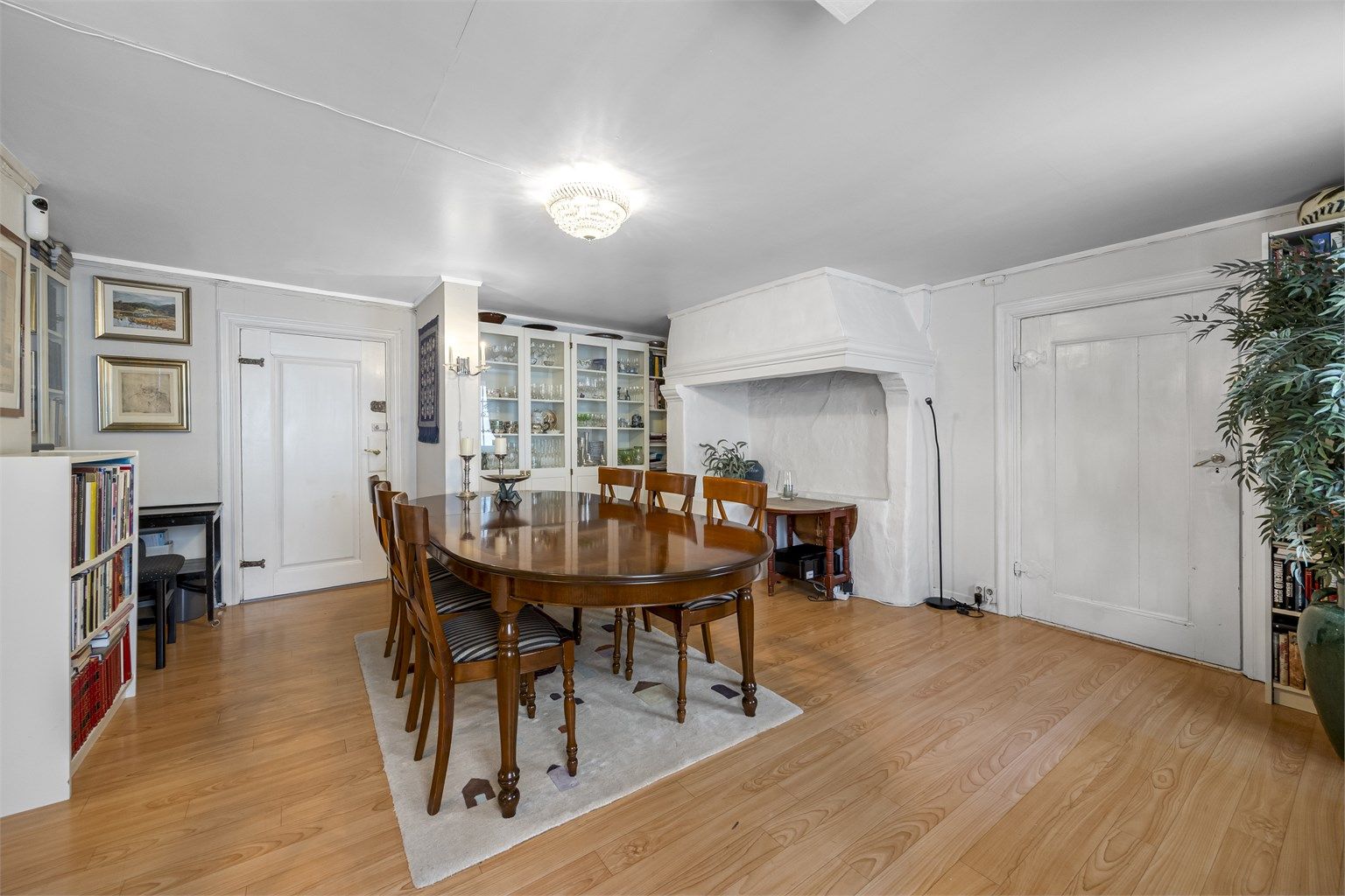 Spisestuen ligger i tilknytning til stuen og har rikelig med plass for store selskaper.