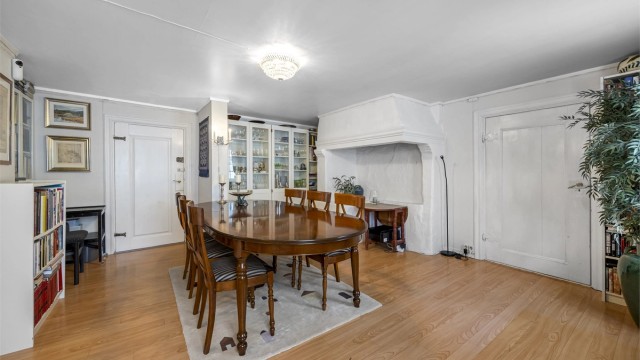 Spisestuen ligger i tilknytning til stuen og har rikelig med plass for store selskaper.