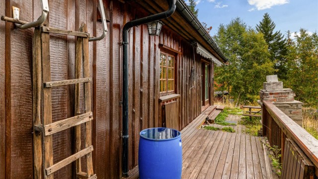 Terrassen strekker seg langs hytteveggen på hyttas øst- og sørside.