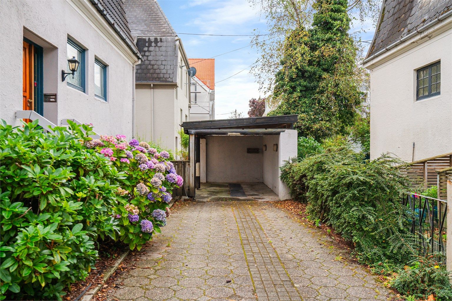 Seksjonen har eksklusiv brukrett til både gårdsrom og carport
