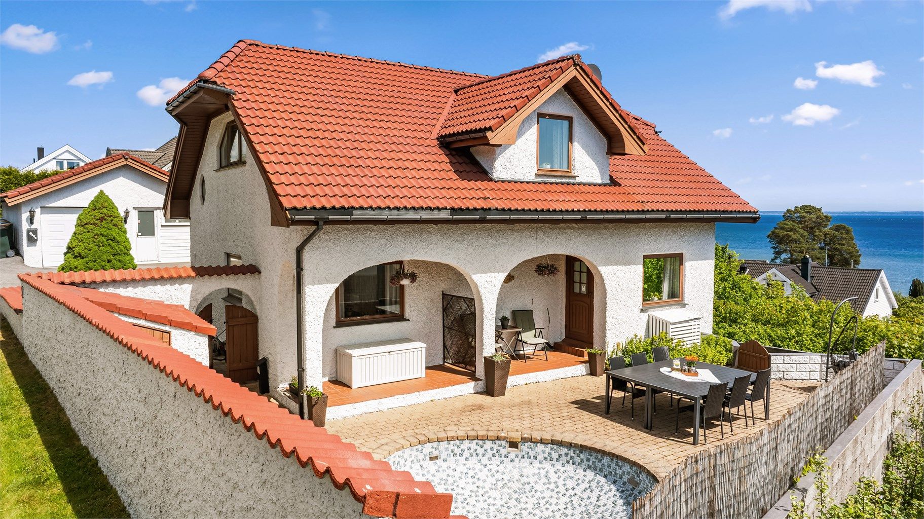 Boligen har en flott beliggenhet med panorama utsikt til sjøen