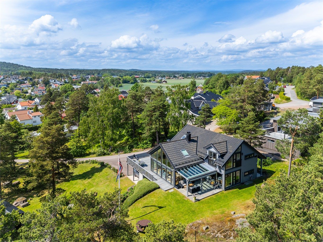 Høyt, frittliggende og velholdt enebolig med store lyse, luftige rom ved Bjerkøysund på Nøtterøy. Foto: Kristian Bollæren v/Fotofinish
