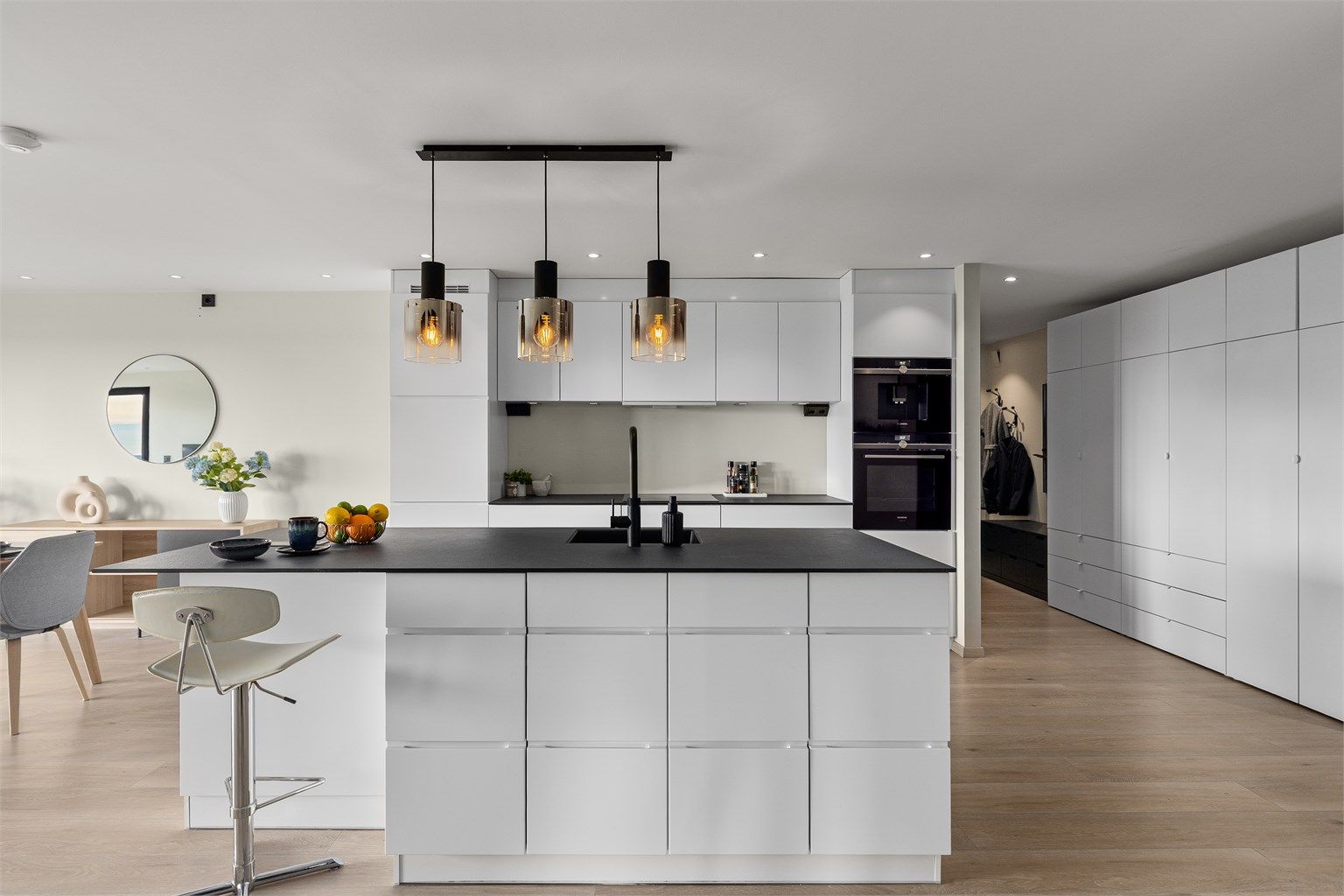 Lekkert Kvik kjøkken fra 2021 med moderne fronter med integrerte håndtak