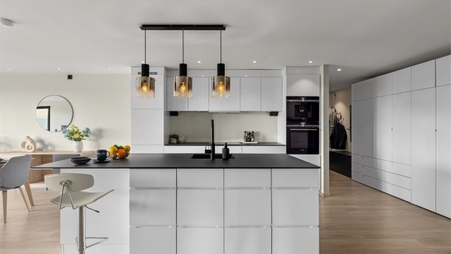 Lekkert Kvik kjøkken fra 2021 med moderne fronter med integrerte håndtak
