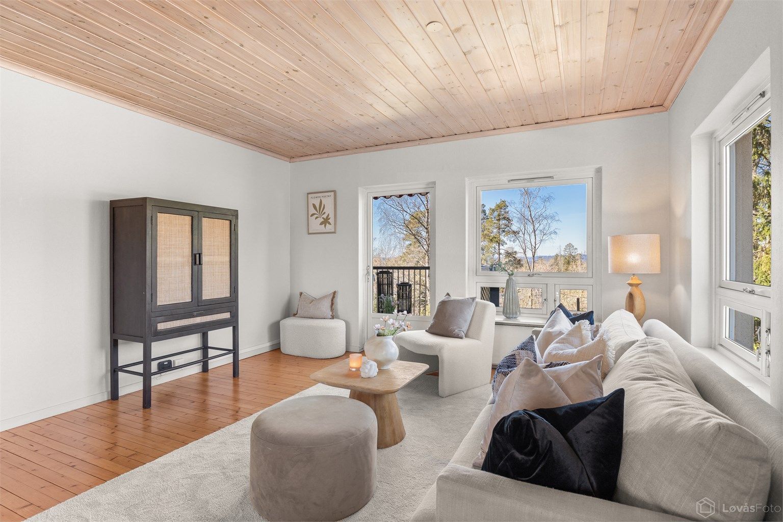 Fra stuen er det utgang til stor vestvendt balkong