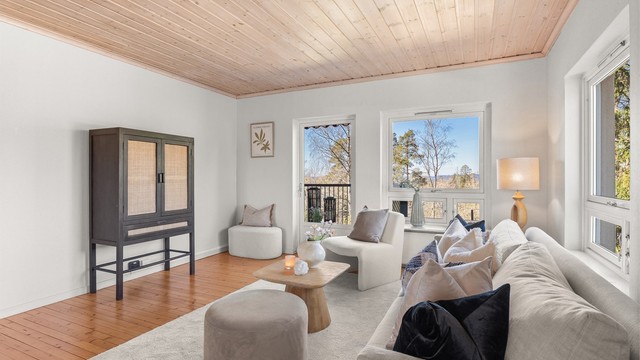 Fra stuen er det utgang til stor vestvendt balkong