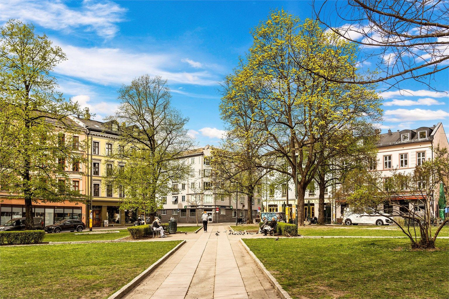 Leiligheten ligger i hjertet av det mange omtaler som Oslos mest levende bydel – Grünerløkka – med en sjelden kombinasjon av pulserende byliv og skjermet ro. Velkommen på visning! 
