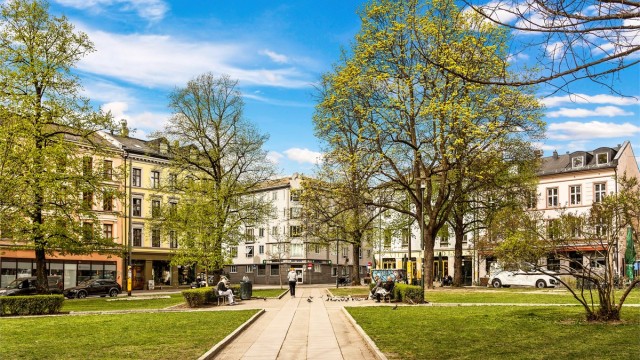 Leiligheten ligger i hjertet av det mange omtaler som Oslos mest levende bydel – Grünerløkka – med en sjelden kombinasjon av pulserende byliv og skjermet ro. Velkommen på visning!