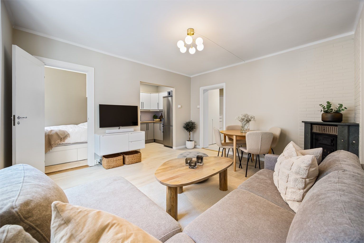 En lys og innbydende 2-roms full av klassisk sjarm beliggende flott til  i 2. etasje i et rolig og ettertraktet boligområde på Majorstuen. 