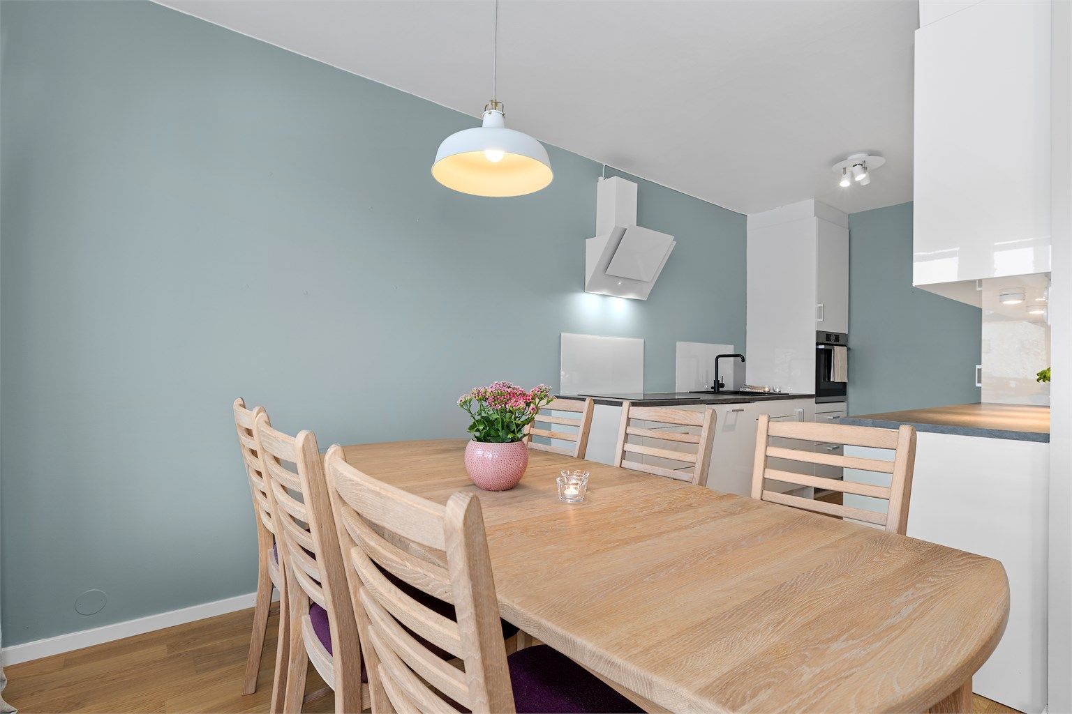 Direkte fra spisestuen ligger kjøkkenet.