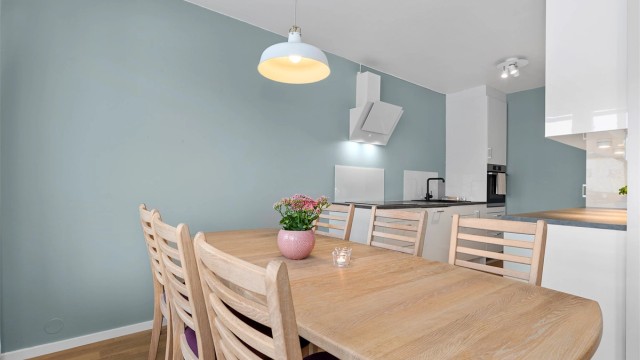 Direkte fra spisestuen ligger kjøkkenet.