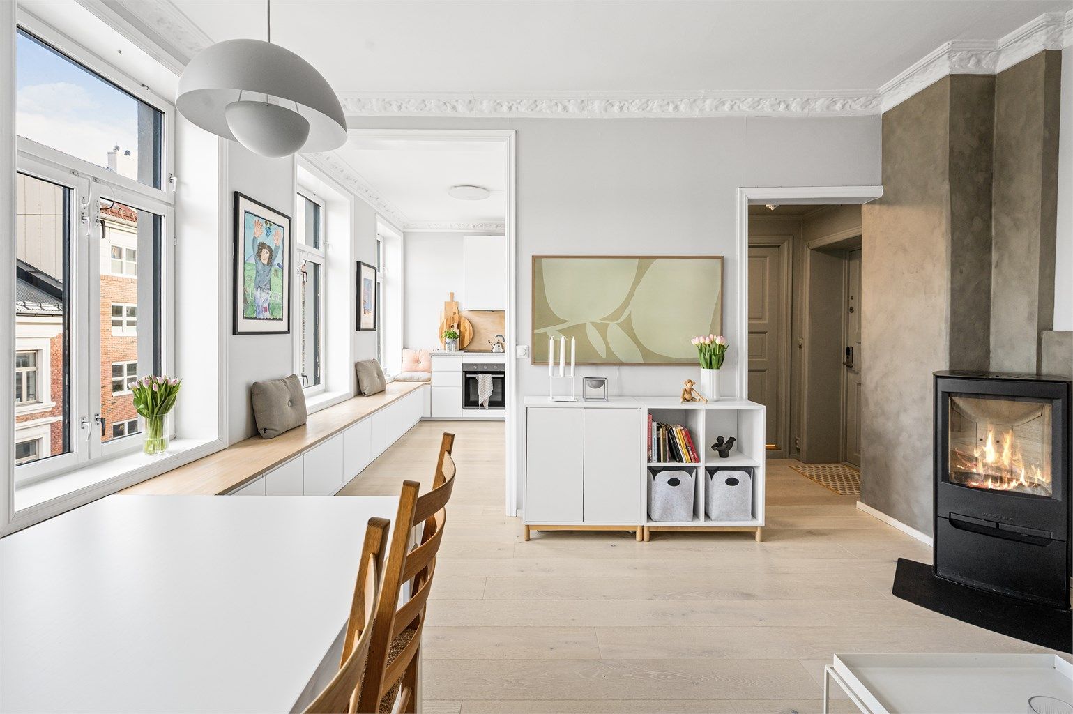 Store vindusflater og en generøs takhøyde gir rikelig med naturlig lys og en luftig atmosfære.