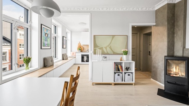 Store vindusflater og en generøs takhøyde gir rikelig med naturlig lys og en luftig atmosfære.