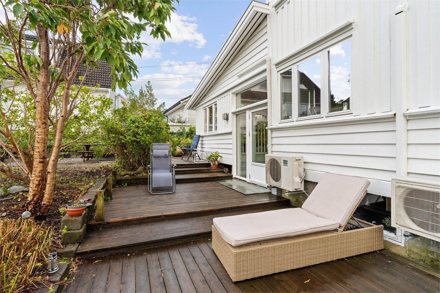 Terrasse like utenfor kjøkkenet.