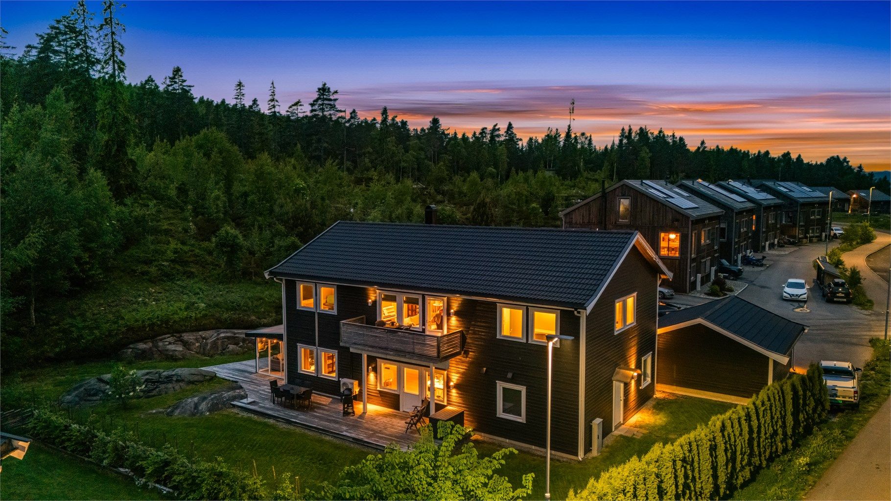 Utleiedelen er beliggende i et rolig og barnevennlig boligområdet. Eget inngangsparti til leiligheten! 